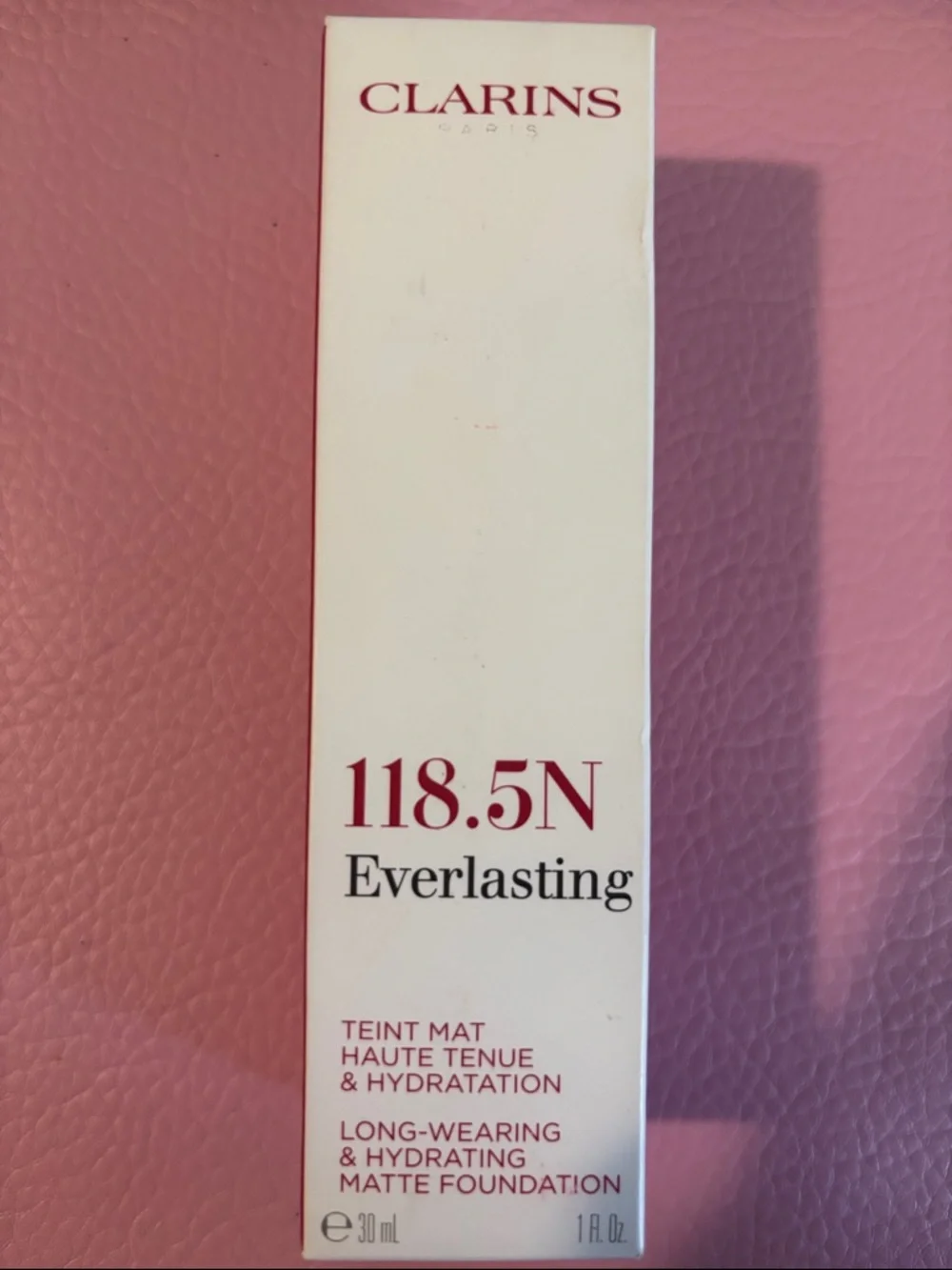 Clarins Everlasting Matte Foundation 118.5N – White & Pink Text Box